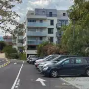 Immeubles et voitures à Ferney-Voltaire